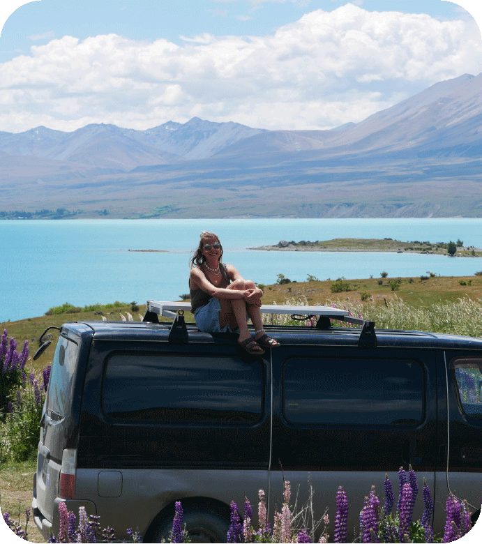 Céline sur un van, voyage aventure et flexible à travers le monde